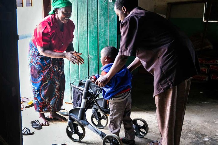 Hilfe für Menschen mit Behinderung: Father Furaha in seinem "Simama"-Projekt in Tansania. Foto: Friedrich Stark